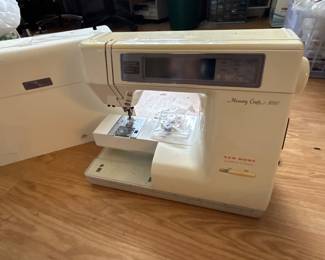 New Home Memory Craft 8000 Computerized Sewing Machine w Hard Case