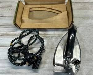 Vintage Continental Electric Iron Bakelite Handle Winsted Hardware Co