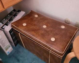 ottoman / trunk 