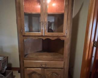 LIGHTED CORNER HUTCH