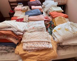 LINENS - FULL AND QUEEN SHEET SETS