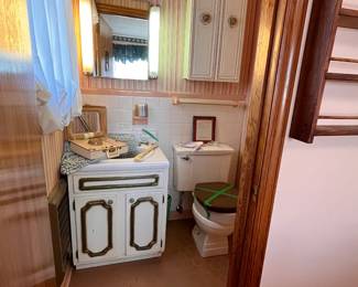 VINTAGE BATHROOM ACCESSORIES