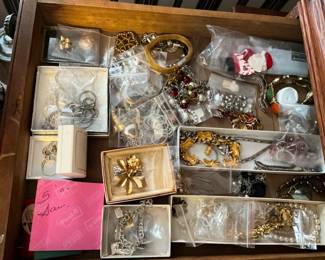 COLLECTION COSTUME JEWELRY