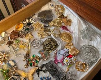 COLLECTION COSTUME JEWELRY