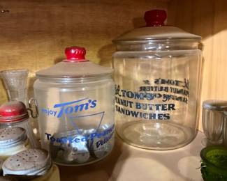 VARIOUS WHITE HOUSE AND JARS