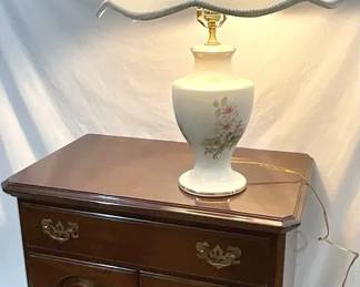Ethan Allen End Table  Floral Lamp