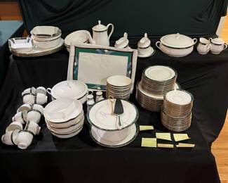 R31 - $650. Lenox Debut Collection "Kelly". Dishwasher Safe. Made in the USA.