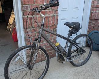 R47 - $100. Trek Navigator 100. 16.5" Mens Bike.