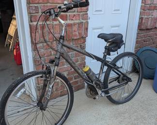 R47 - $100. Trek Navigator 100. 16.5" Mens Bike.