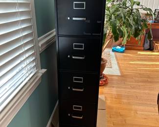 R86 - $25. 4 Drawer Metal Filing Cabinet.
