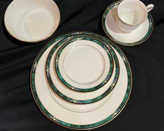 R31 - $650. Lenox Debut Collection "Kelly". Dishwasher Safe. Made in the USA.