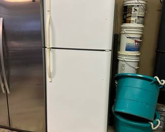 R41 - $85. White Garage Fridge / Freezer. Model 253.63012300. Manufactured March 2003.