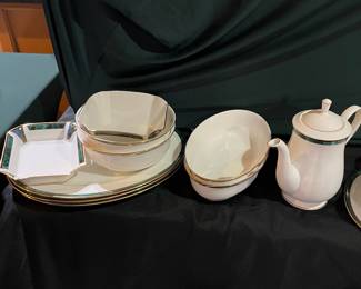 R31 - $650. Lenox Debut Collection "Kelly". Dishwasher Safe. Made in the USA.