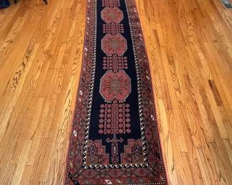 C18 - $125. Beautiful Runner. Measures 27.25" x 117". 