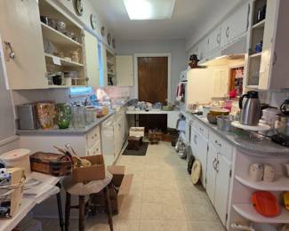 Hundreds of kitchen items, Stand Mixer, Hand Mixers, Blender, and more