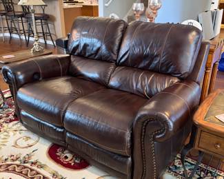 Electric reclining loveseat