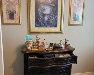 Small chest of drawers, decor items, figurines