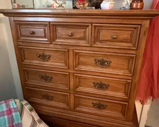 Thomasville "Acorn Oak" 9-Drawer Dresser