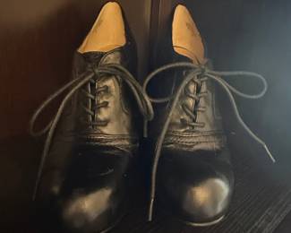 Black Leather Lace-Up Heeled Oxfords