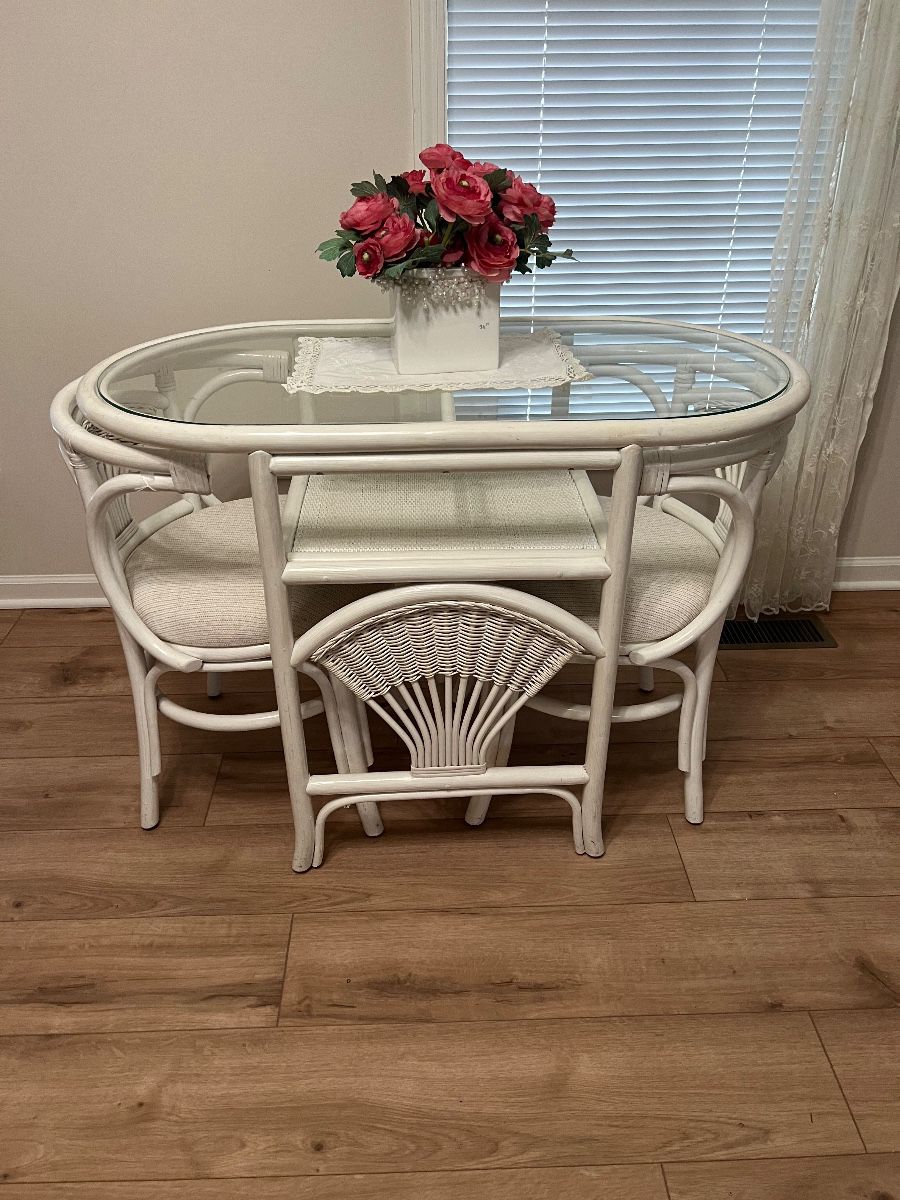 Adorable Wicker Honeymoon Dinette Set