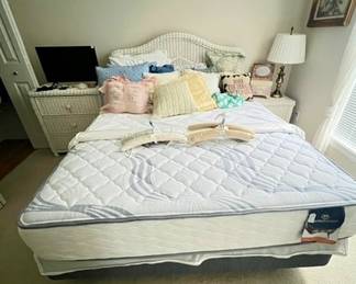 Queen mattress set, pillows