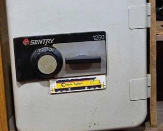 1 Sentry 1250 Fire Safe. NO COMBINATION