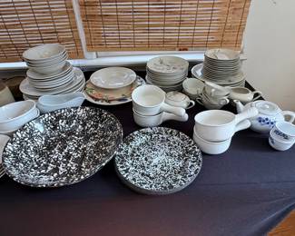 La Primula Italian Splatterware Ceramic Dinnerware Set