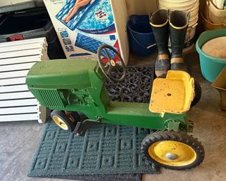 Ertl John Deere 520 Pedal Tractor