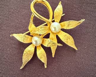 Gold-Tone Double Flower Brooch with Faux Pearls, possibly Boucher or HTI