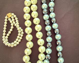 Pearl Necklace and Bracelet Set