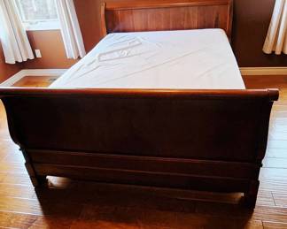 Carlisle Collection Queen Sleigh BedMATTRESS NOT INCLUDED