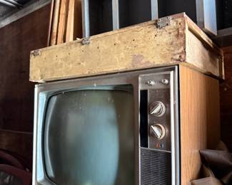 Vintage RCA VICTOR Woodgrain TV - MARKETPLACE BUY IT NOW MARCH 25-27