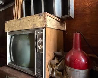 Vintage RCA VICTOR Woodgrain TV - MARKETPLACE BUY IT NOW MARCH 25-27