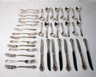 39pcs Sterling Flatware "Old Charleston" 8 Dinner forks.....412 grams 8 tablespoons.....308 grams 8 teaspoons.........255 grams 7 salad forks.........256 grams total 1,231 grams  8 knives only the handles are sterling total weigh including the sta