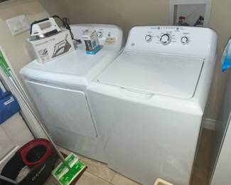 BEAUTIFUL PAIR OF GE WASHER & DRYER