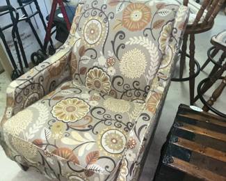 ACCENT CHAIR