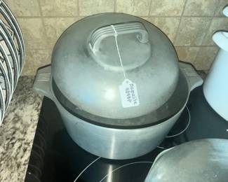 ROUND MAGNALITE ROASTER w/ LID