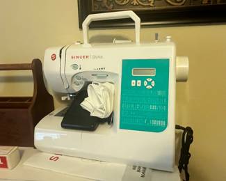 SINGER STYLIST SEWING MACHINE