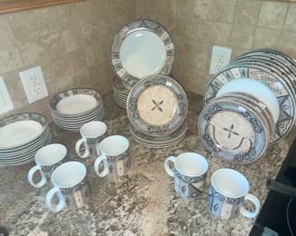 SET OF "FURIO" DINNERWARE