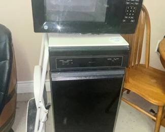 KENMORE TRASH COMPACTOR & MICROWAVE