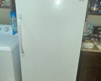 FRIGIDAIRE SINGLE-DOOR FRIDGE (NO FREEZER!)