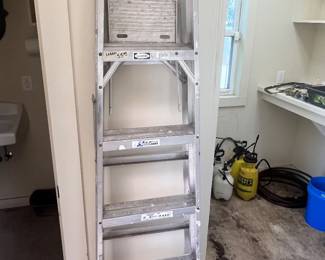 ALUMINUM LADDER
