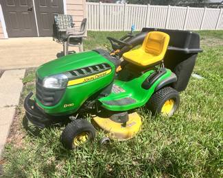 VERY NICE JOHN DEERE D130 LAWN TRACTOR