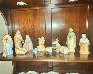 10 PC NATIVITY SET - ONE PIECE TO BE REPAIRED   
