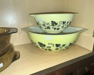 VINTAGE PYREX "GOOSEBERRY" MIXING BOWL SET