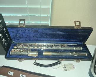 NICE FLUTE IN CASE