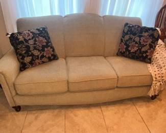 TRADITIONAL TUFTED BACK SOFA