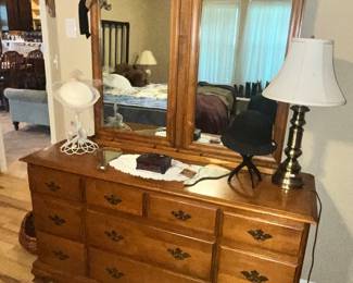 EXCELLENT SPRAGUE CARLTON MAPLE DRESSER & MIRROR