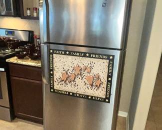 NICE FRIGIDAIRE STAINLESS FRIDGE
