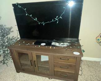 NICE VIZIO TV AND WOODEN TV CABINET